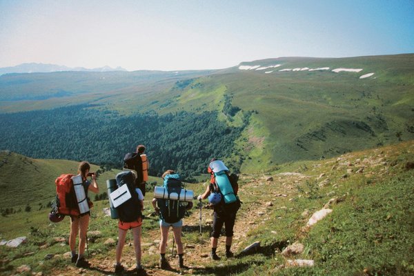 Comment choisir une tente résistante aux UV pour un camping en région désertique?